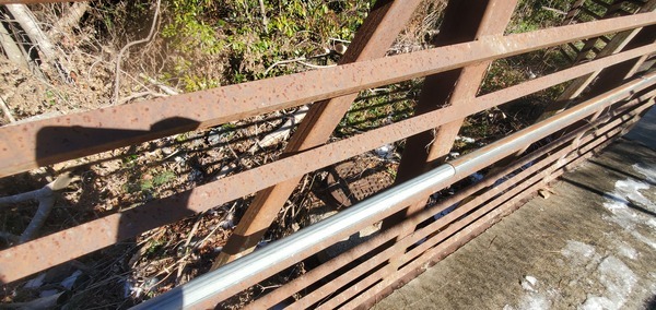 [Manhole through the fence, 10:39:47, 30.8431427, -83.2975117]