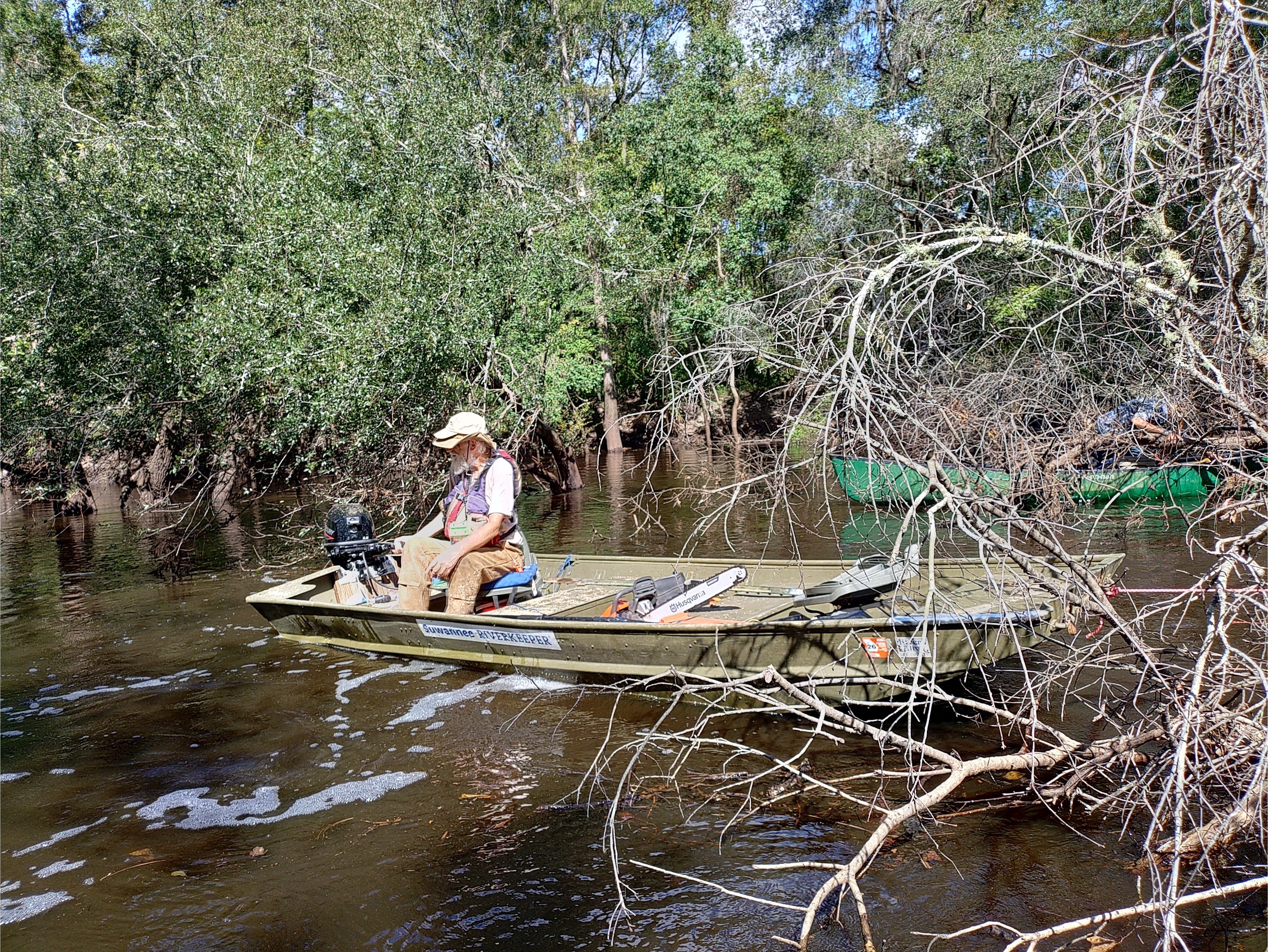 Apparently the debris was still attached underwater --Phil Royce, 2024-08-25, 10:40:59, 30.89038, -83.32129