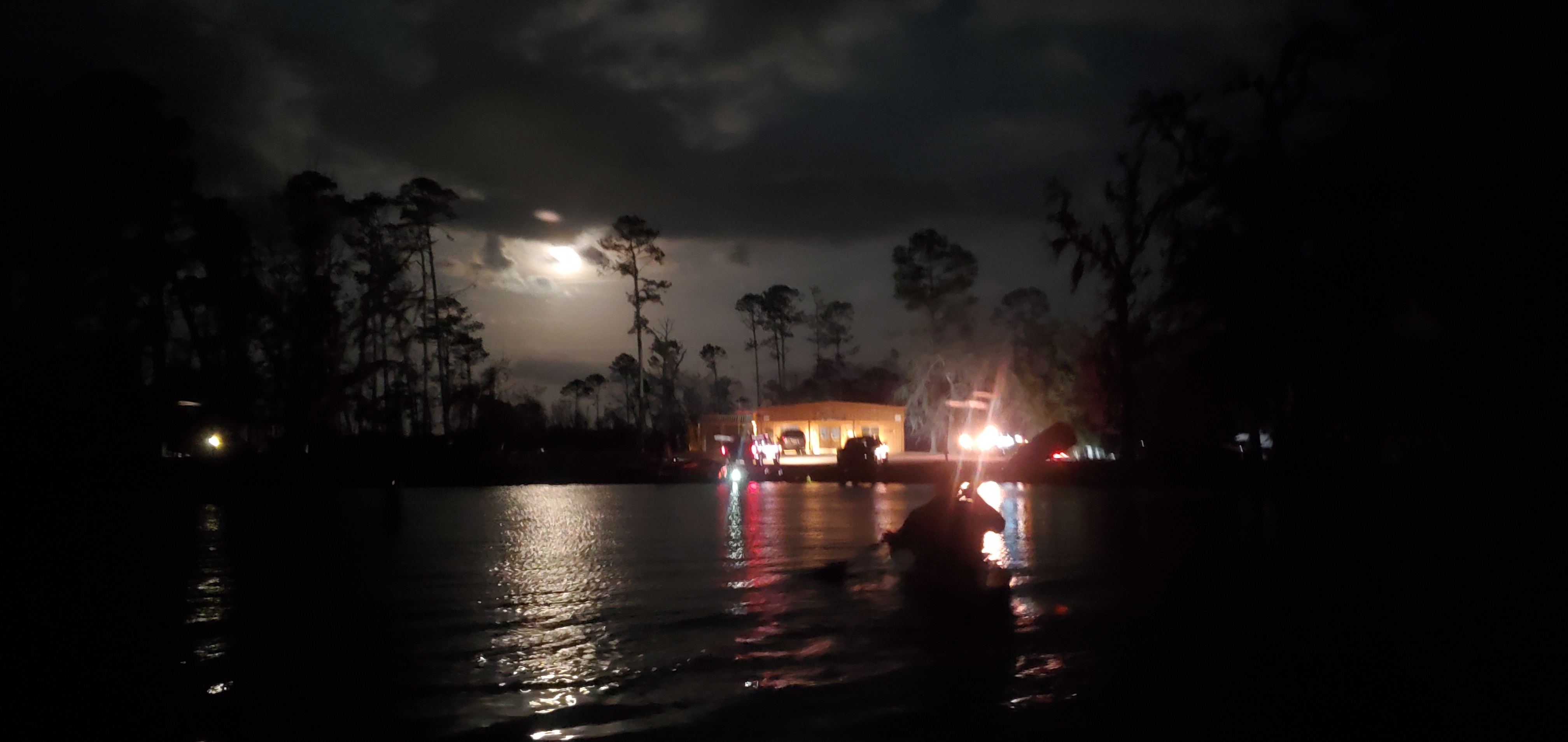 Moon over Banks Lake Outdoors, 19:27:19, 31.0351570, -83.0975653