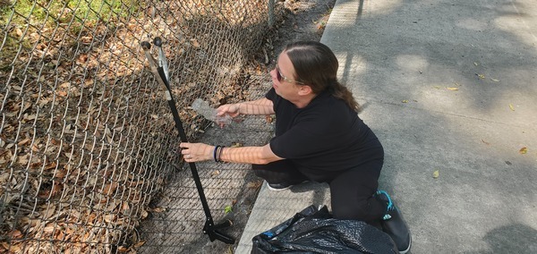 Sara succeeds in getting plastic bottle through the fence, 10:29:47, 30.8428982, -83.3000206