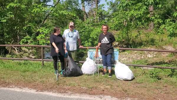 [Movie: Banner and bags of trash, 11:17:52, 30.8430921, -83.3010381 (652K)]