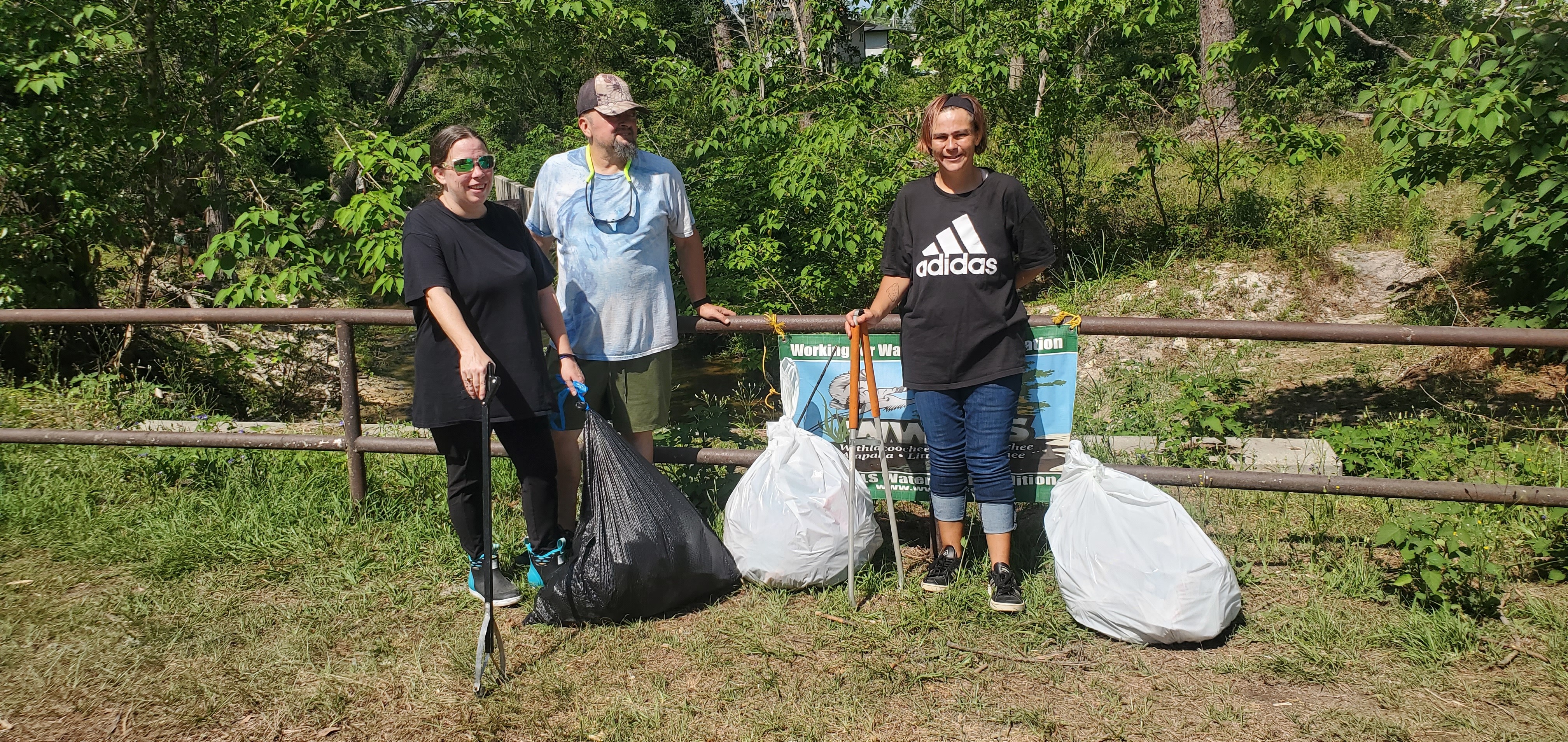 Banner and bags of trash, 11:18:06, 30.8430838, -83.3010598