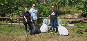 [Banner and bags of trash, 11:18:06, 30.8430838, -83.3010598]