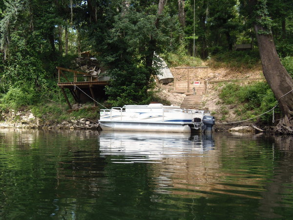 Pontoon boat at steps, 10:52:20